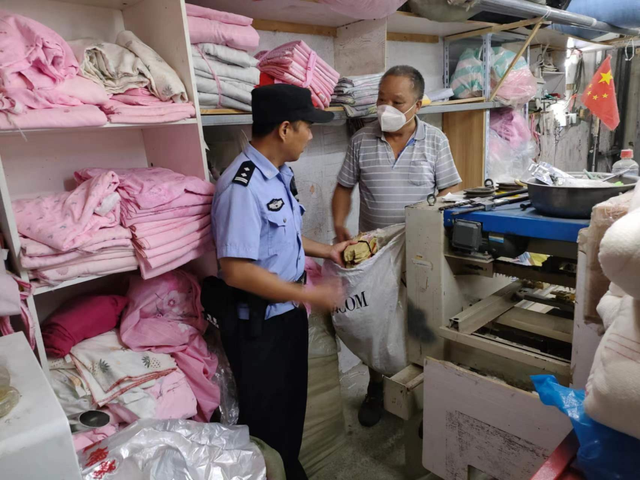 棉被里藏了8万元,网友被店主的做法感动了休闲区蓝鸢梦想 - Www.slyday.coM 棉被里藏了8万元,网友被店主的做法感动了休闲区蓝鸢梦想 - Www.slyday.coM