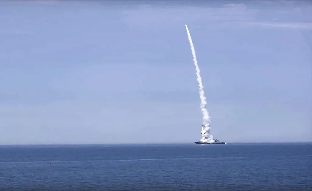 当地时间2022年10月10日，乌克兰，一艘俄罗斯军舰向位于乌克兰的目标发射了一枚巡航导弹。