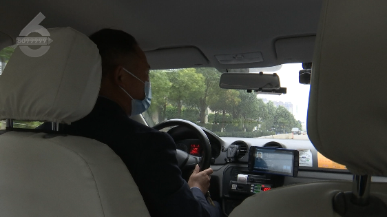 14万元现金!出租车司机打开手提袋,立马慌了  第1张 14万元现金!出租车司机打开手提袋,立马慌了  第1张