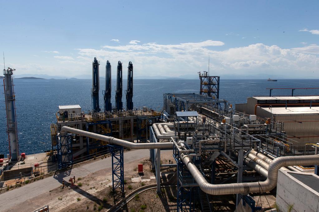 这是9月21日拍摄的希腊雷维苏萨液化天然气接收站内的设施。雷维苏萨液化天然气接收站是目前希腊境内唯一一座液化天然气接收设施。（新华社发，马里奥斯·罗洛斯摄）