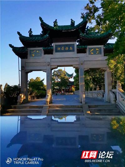 范仲淹笔下的洞庭风光到底有多美?我在秋日的岳阳楼找到了答案休闲区蓝鸢梦想 - Www.slyday.coM 范仲淹笔下的洞庭风光到底有多美?我在秋日的岳阳楼找到了答案休闲区蓝鸢梦想 - Www.slyday.coM