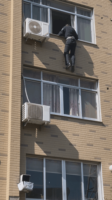 看到警察叔叔从天而降,被困的2岁萌娃一时竟忘了哭泣休闲区蓝鸢梦想 - Www.slyday.coM 看到警察叔叔从天而降,被困的2岁萌娃一时竟忘了哭泣休闲区蓝鸢梦想 - Www.slyday.coM