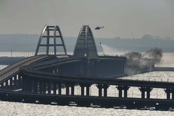 8日，一架直升机向克里米亚大桥桥面洒水以扑灭大火。（俄罗斯卫星社）