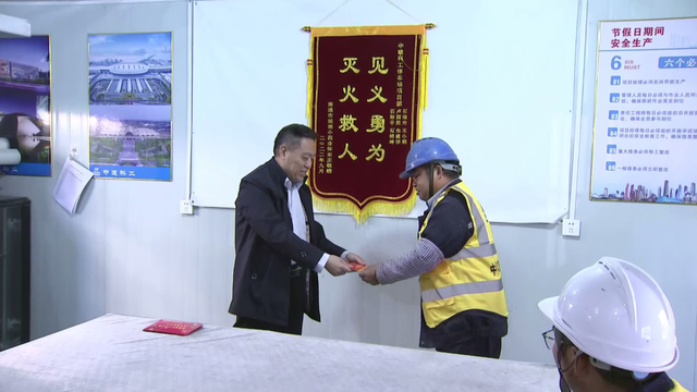 火场救下一家五口!六位平凡英雄找到了,被认定为见义勇为休闲区蓝鸢梦想 - Www.slyday.coM 火场救下一家五口!六位平凡英雄找到了,被认定为见义勇为休闲区蓝鸢梦想 - Www.slyday.coM