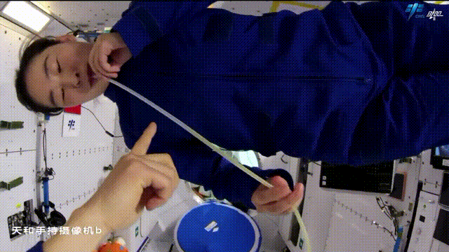 太空趣味饮水实验。图片来源：中国载人航天