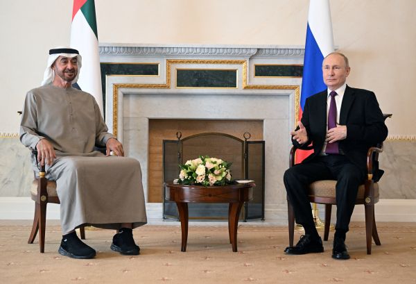 俄罗斯总统普京在圣彼得堡与阿联酋总统会晤。（路透社）