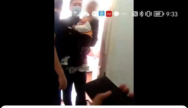 看到警察叔叔从天而降,被困的2岁萌娃一时竟忘了哭泣休闲区蓝鸢梦想 - Www.slyday.coM 看到警察叔叔从天而降,被困的2岁萌娃一时竟忘了哭泣休闲区蓝鸢梦想 - Www.slyday.coM