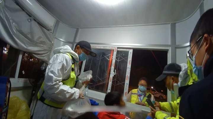 杭州一高速卡口落单且大口吃盒饭的男孩是谁?民警来帮忙了休闲区蓝鸢梦想 - Www.slyday.coM 杭州一高速卡口落单且大口吃盒饭的男孩是谁?民警来帮忙了休闲区蓝鸢梦想 - Www.slyday.coM