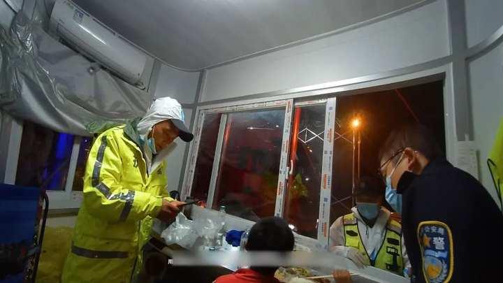 杭州一高速卡口落单且大口吃盒饭的男孩是谁?民警来帮忙了休闲区蓝鸢梦想 - Www.slyday.coM 杭州一高速卡口落单且大口吃盒饭的男孩是谁?民警来帮忙了休闲区蓝鸢梦想 - Www.slyday.coM