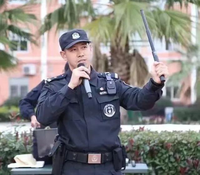 看到警察叔叔从天而降,被困的2岁萌娃一时竟忘了哭泣休闲区蓝鸢梦想 - Www.slyday.coM 看到警察叔叔从天而降,被困的2岁萌娃一时竟忘了哭泣休闲区蓝鸢梦想 - Www.slyday.coM