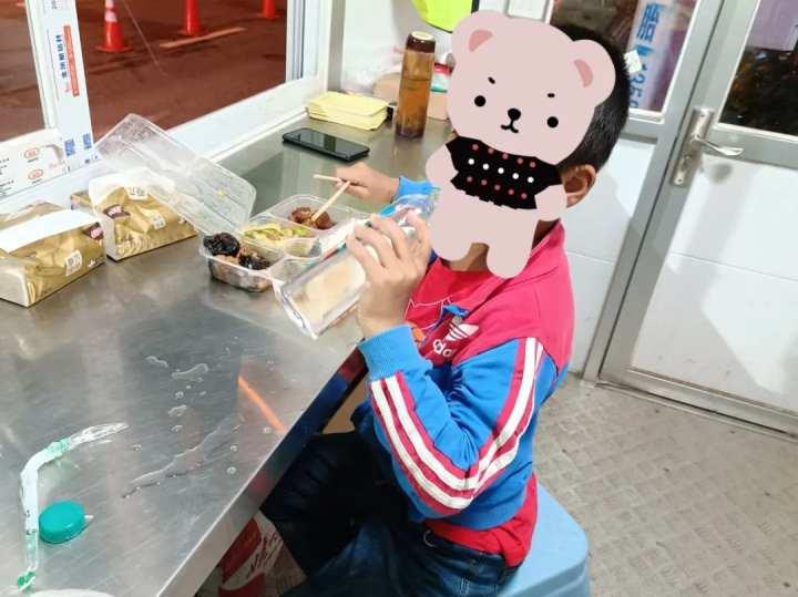 杭州一高速卡口落单且大口吃盒饭的男孩是谁?民警来帮忙了休闲区蓝鸢梦想 - Www.slyday.coM 杭州一高速卡口落单且大口吃盒饭的男孩是谁?民警来帮忙了休闲区蓝鸢梦想 - Www.slyday.coM