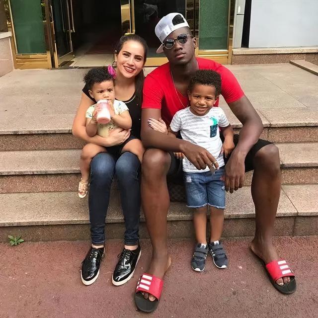 球场情场都得意!向混血女友求婚成功,马尔康即将开始第二段婚姻休闲区蓝鸢梦想 - Www.slyday.coM 球场情场都得意!向混血女友求婚成功,马尔康即将开始第二段婚姻休闲区蓝鸢梦想 - Www.slyday.coM