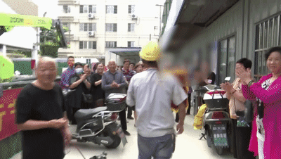 火场救下一家五口!六位平凡英雄找到了,被认定为见义勇为休闲区蓝鸢梦想 - Www.slyday.coM 火场救下一家五口!六位平凡英雄找到了,被认定为见义勇为休闲区蓝鸢梦想 - Www.slyday.coM