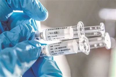 研究人员展示首批获得临床研究批件的新冠病毒灭活疫苗样品。新华社记者 张玉薇 摄