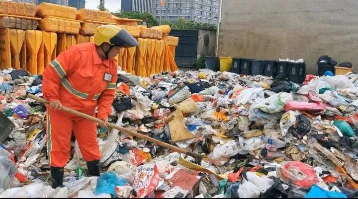 老婆价值10万的首饰被他当垃圾扔掉,环卫工连夜翻了8吨垃圾终于找到休闲区蓝鸢梦想 - Www.slyday.coM 老婆价值10万的首饰被他当垃圾扔掉,环卫工连夜翻了8吨垃圾终于找到休闲区蓝鸢梦想 - Www.slyday.coM