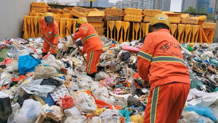 老婆价值10万的首饰被他当垃圾扔掉,环卫工连夜翻了8吨垃圾终于找到休闲区蓝鸢梦想 - Www.slyday.coM 老婆价值10万的首饰被他当垃圾扔掉,环卫工连夜翻了8吨垃圾终于找到休闲区蓝鸢梦想 - Www.slyday.coM