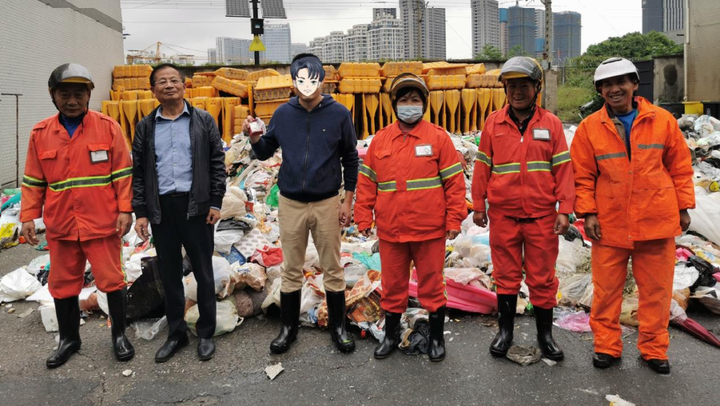 老婆价值10万的首饰被他当垃圾扔掉,环卫工连夜翻了8吨垃圾终于找到休闲区蓝鸢梦想 - Www.slyday.coM 老婆价值10万的首饰被他当垃圾扔掉,环卫工连夜翻了8吨垃圾终于找到休闲区蓝鸢梦想 - Www.slyday.coM