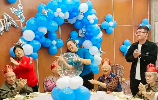 这条养老院的视频火了!养老工作:耐心和爱心最重要休闲区蓝鸢梦想 - Www.slyday.coM 这条养老院的视频火了!养老工作:耐心和爱心最重要休闲区蓝鸢梦想 - Www.slyday.coM