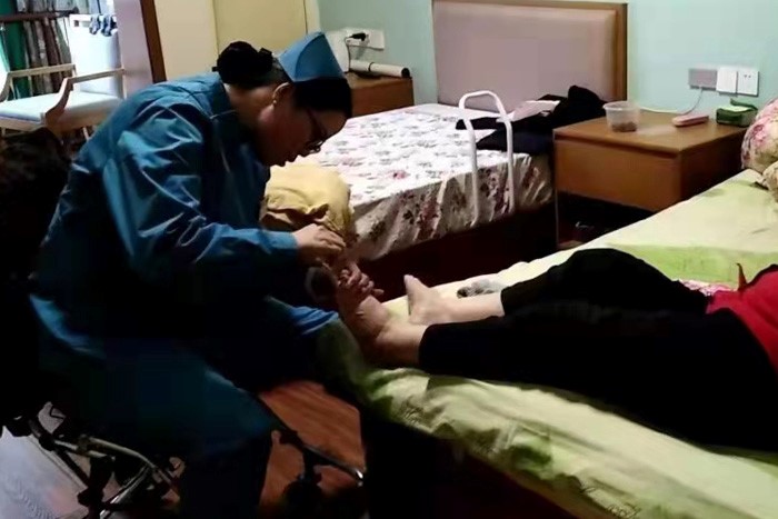 这条养老院的视频火了!养老工作:耐心和爱心最重要休闲区蓝鸢梦想 - Www.slyday.coM 这条养老院的视频火了!养老工作:耐心和爱心最重要休闲区蓝鸢梦想 - Www.slyday.coM