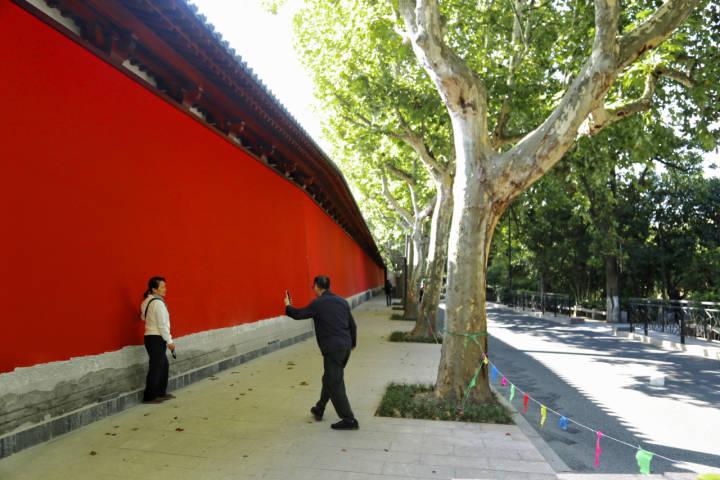 德寿宫还没开放,百米长的外侧“红墙”已经火了,附近居民:来打卡的好多休闲区蓝鸢梦想 - Www.slyday.coM 德寿宫还没开放,百米长的外侧“红墙”已经火了,附近居民:来打卡的好多休闲区蓝鸢梦想 - Www.slyday.coM