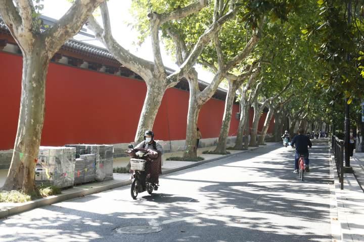 德寿宫还没开放,百米长的外侧“红墙”已经火了,附近居民:来打卡的好多休闲区蓝鸢梦想 - Www.slyday.coM 德寿宫还没开放,百米长的外侧“红墙”已经火了,附近居民:来打卡的好多休闲区蓝鸢梦想 - Www.slyday.coM