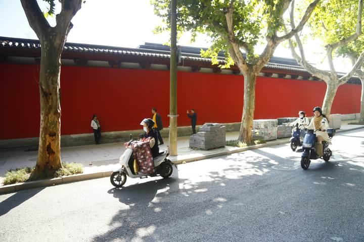 德寿宫还没开放,百米长的外侧“红墙”已经火了,附近居民:来打卡的好多休闲区蓝鸢梦想 - Www.slyday.coM 德寿宫还没开放,百米长的外侧“红墙”已经火了,附近居民:来打卡的好多休闲区蓝鸢梦想 - Www.slyday.coM