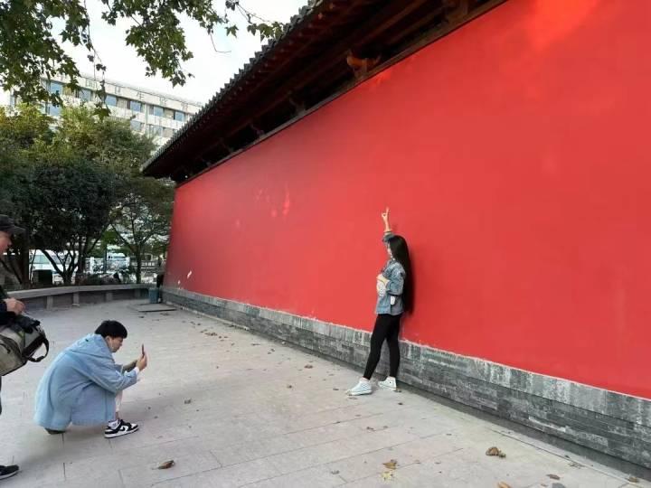 德寿宫还没开放,百米长的外侧“红墙”已经火了,附近居民:来打卡的好多休闲区蓝鸢梦想 - Www.slyday.coM 德寿宫还没开放,百米长的外侧“红墙”已经火了,附近居民:来打卡的好多休闲区蓝鸢梦想 - Www.slyday.coM