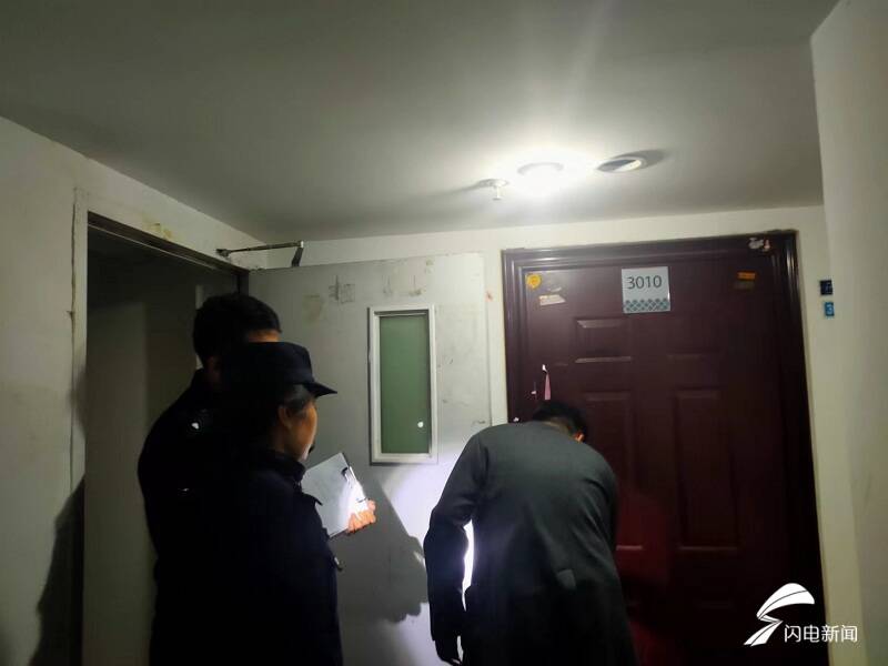 拿自家钥匙开别人的门 济南市中公安帮认错家门的醉酒人找到家休闲区蓝鸢梦想 - Www.slyday.coM 拿自家钥匙开别人的门 济南市中公安帮认错家门的醉酒人找到家休闲区蓝鸢梦想 - Www.slyday.coM