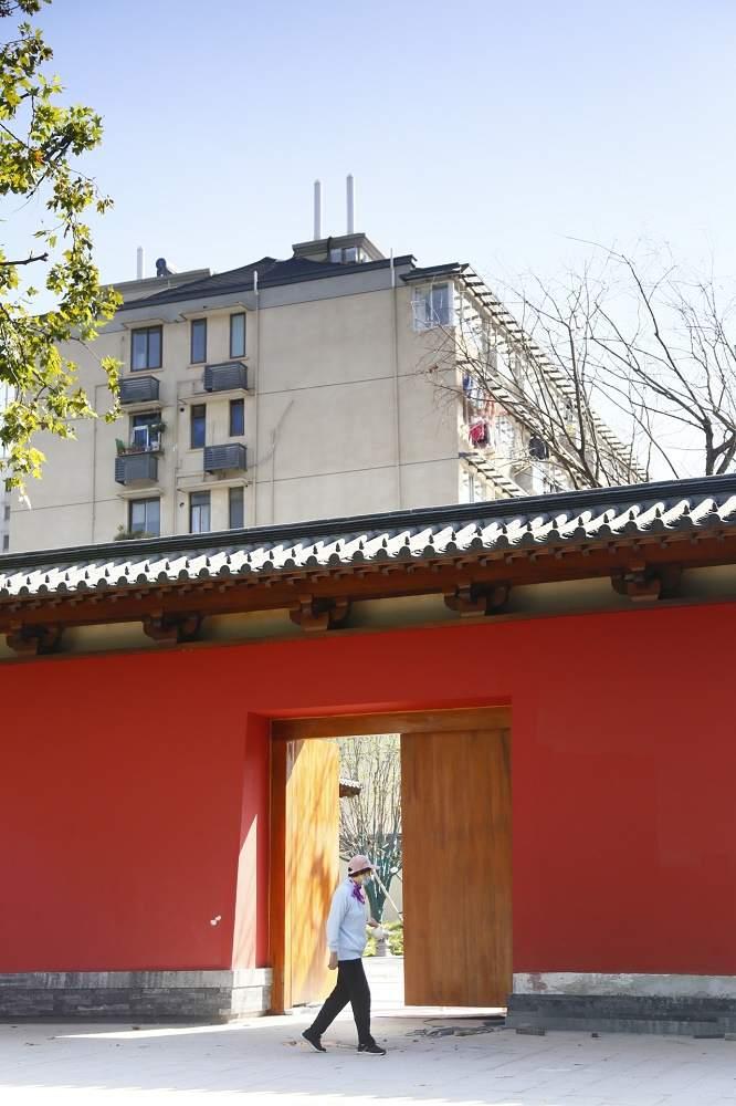 德寿宫还没开放,百米长的外侧“红墙”已经火了,附近居民:来打卡的好多休闲区蓝鸢梦想 - Www.slyday.coM 德寿宫还没开放,百米长的外侧“红墙”已经火了,附近居民:来打卡的好多休闲区蓝鸢梦想 - Www.slyday.coM