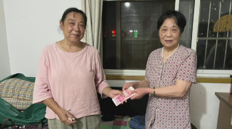 弹棉花时发现棉被里藏着8万元现金?结局好温暖!休闲区蓝鸢梦想 - Www.slyday.coM 弹棉花时发现棉被里藏着8万元现金?结局好温暖!休闲区蓝鸢梦想 - Www.slyday.coM