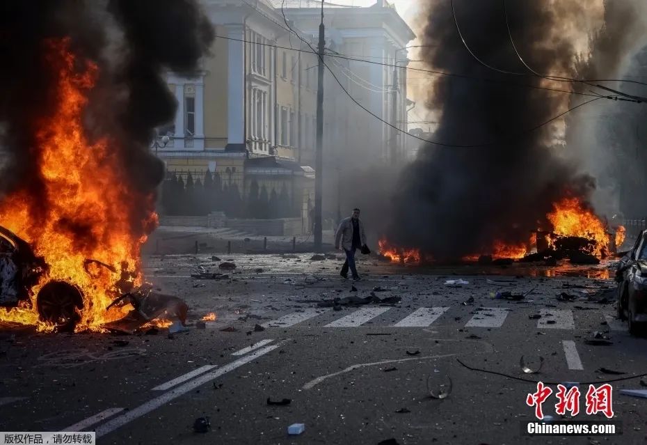 资料图：当地时间2022年10月10日，乌克兰首都基辅市中心爆炸导致汽车燃烧。