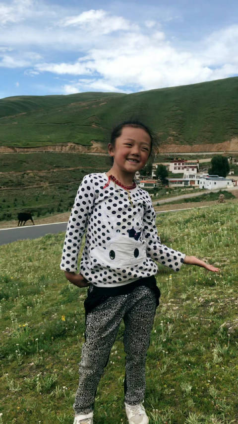 理塘唱孤勇者的藏族女娃