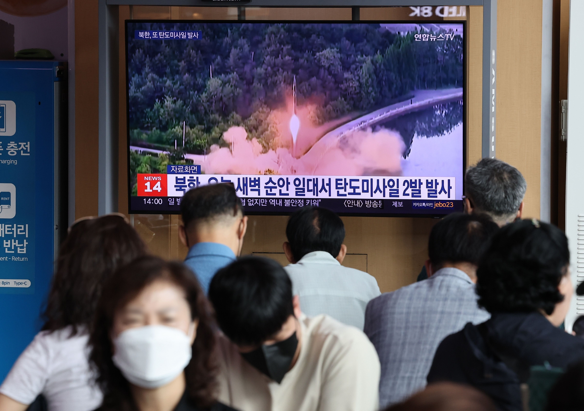 当地时间2022年10月1日，韩国首尔，民众正在收看关于朝鲜发射地对地短程弹道导弹的新闻。图/IC photo