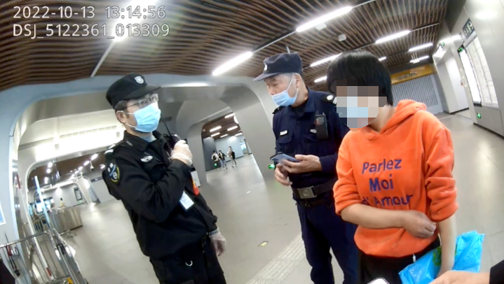 “杭州,挺好的!”迷路盲人遇上杭州民警,一场爱心接力开始了休闲区蓝鸢梦想 - Www.slyday.coM “杭州,挺好的!”迷路盲人遇上杭州民警,一场爱心接力开始了休闲区蓝鸢梦想 - Www.slyday.coM