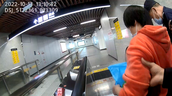 “杭州,挺好的!”迷路盲人遇上杭州民警,一场爱心接力开始了休闲区蓝鸢梦想 - Www.slyday.coM “杭州,挺好的!”迷路盲人遇上杭州民警,一场爱心接力开始了休闲区蓝鸢梦想 - Www.slyday.coM