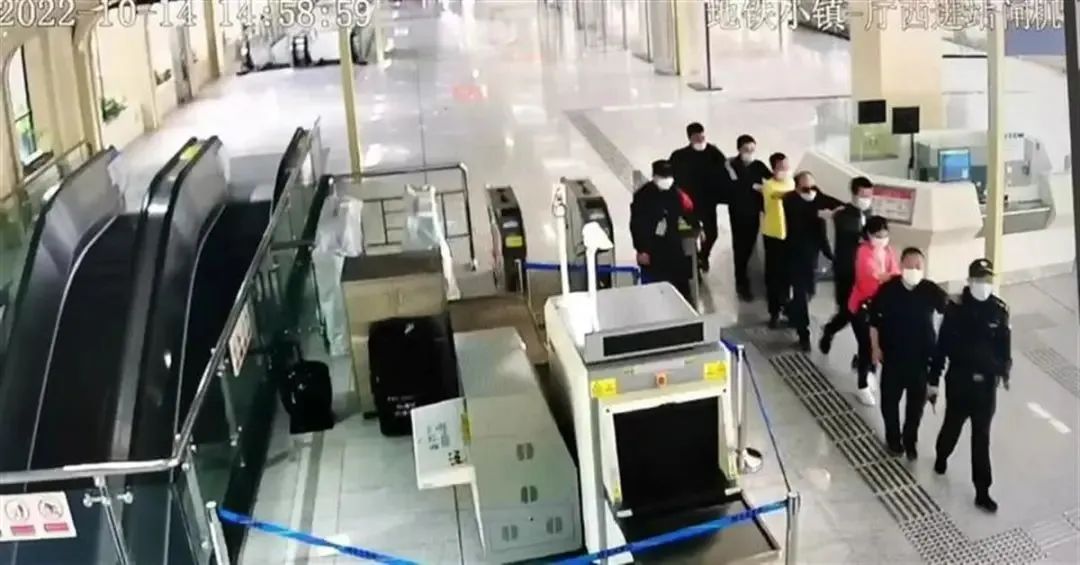 【关注】“我是你的眼”,地铁这一幕太暖心了!休闲区蓝鸢梦想 - Www.slyday.coM 【关注】“我是你的眼”,地铁这一幕太暖心了!休闲区蓝鸢梦想 - Www.slyday.coM