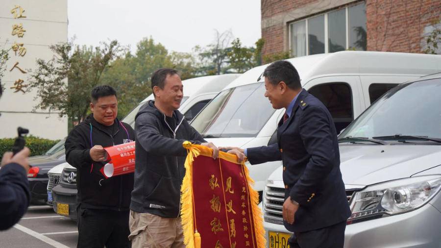 偶遇群众落水遇险,他纵身一跃成功施救休闲区蓝鸢梦想 - Www.slyday.coM 偶遇群众落水遇险,他纵身一跃成功施救休闲区蓝鸢梦想 - Www.slyday.coM