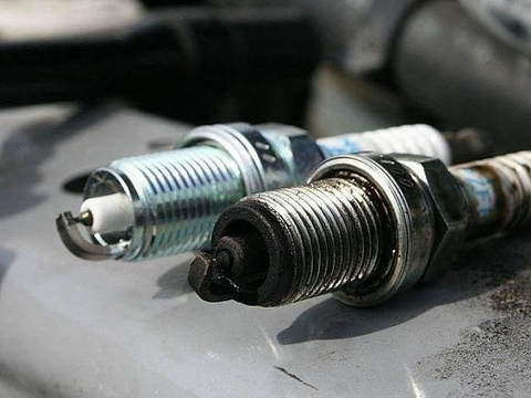 什么情况要更换火花塞？修理工：出现这2种情况，就不要再等了