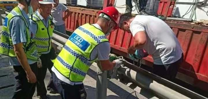 装着14吨货物的货车差点就要侧翻,紧急时刻多亏有他们出手救援休闲区蓝鸢梦想 - Www.slyday.coM 装着14吨货物的货车差点就要侧翻,紧急时刻多亏有他们出手救援休闲区蓝鸢梦想 - Www.slyday.coM