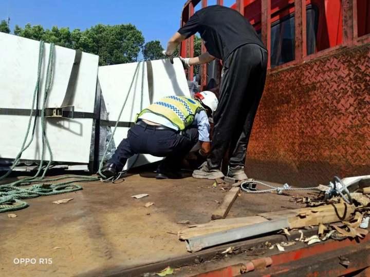 装着14吨货物的货车差点就要侧翻,紧急时刻多亏有他们出手救援休闲区蓝鸢梦想 - Www.slyday.coM 装着14吨货物的货车差点就要侧翻,紧急时刻多亏有他们出手救援休闲区蓝鸢梦想 - Www.slyday.coM