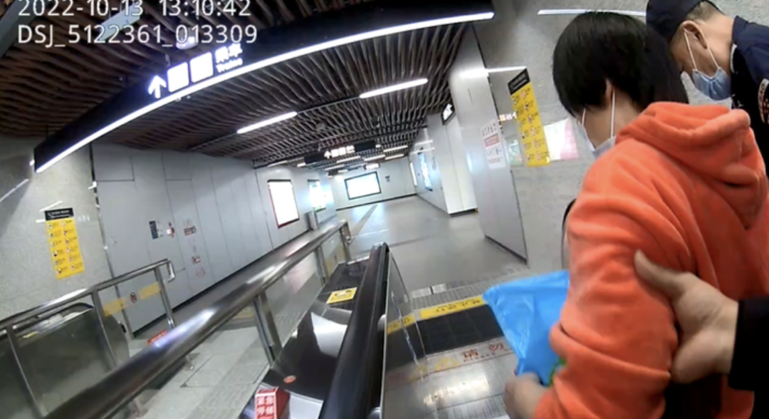 “杭州,挺好的!”迷路的她遇上他们,一场爱心接力开始了休闲区蓝鸢梦想 - Www.slyday.coM “杭州,挺好的!”迷路的她遇上他们,一场爱心接力开始了休闲区蓝鸢梦想 - Www.slyday.coM