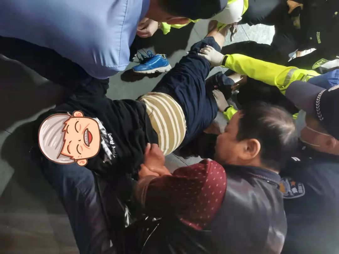 老人菜场晕厥,民警紧急救援......休闲区蓝鸢梦想 - Www.slyday.coM 老人菜场晕厥,民警紧急救援......休闲区蓝鸢梦想 - Www.slyday.coM