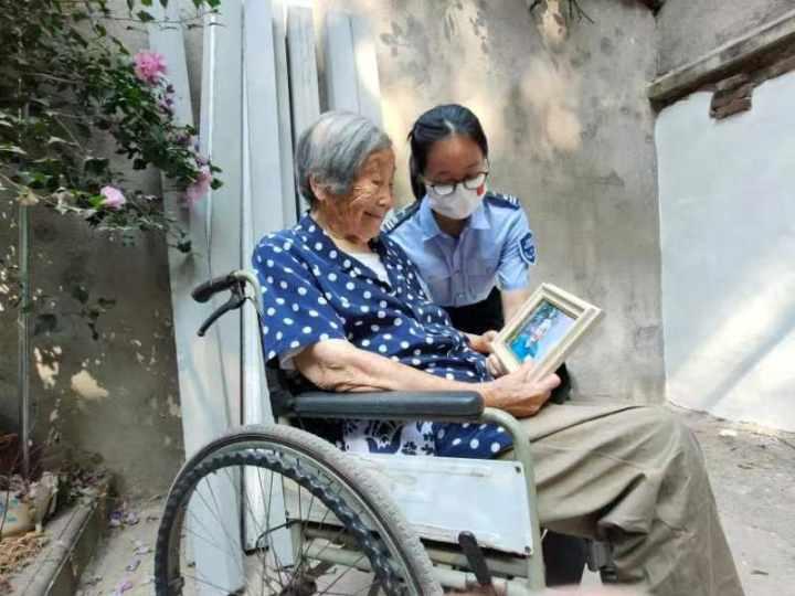 百岁老人的幸福一刻,他们用镜头定格休闲区蓝鸢梦想 - Www.slyday.coM 百岁老人的幸福一刻,他们用镜头定格休闲区蓝鸢梦想 - Www.slyday.coM