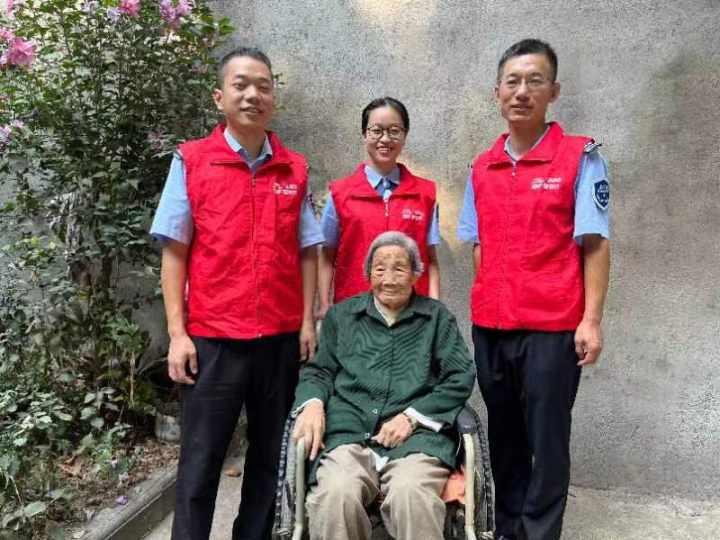 百岁老人的幸福一刻,他们用镜头定格休闲区蓝鸢梦想 - Www.slyday.coM 百岁老人的幸福一刻,他们用镜头定格休闲区蓝鸢梦想 - Www.slyday.coM