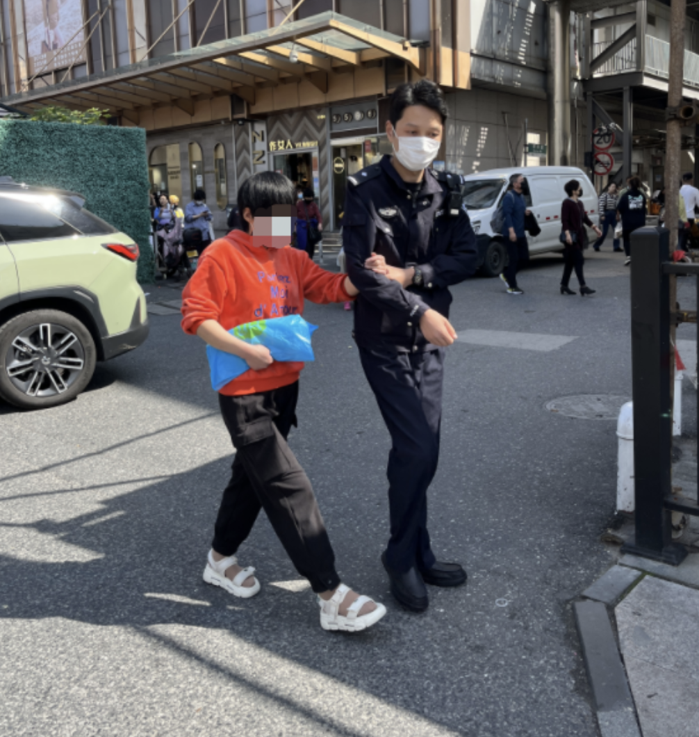 “杭州,挺好的!”迷路盲人遇上他们,一场爱心接力开始了,网友爆赞休闲区蓝鸢梦想 - Www.slyday.coM “杭州,挺好的!”迷路盲人遇上他们,一场爱心接力开始了,网友爆赞休闲区蓝鸢梦想 - Www.slyday.coM