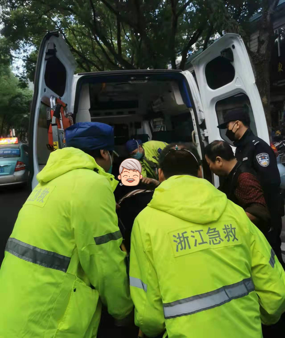 老人菜场晕厥,民警紧急救援......休闲区蓝鸢梦想 - Www.slyday.coM 老人菜场晕厥,民警紧急救援......休闲区蓝鸢梦想 - Www.slyday.coM