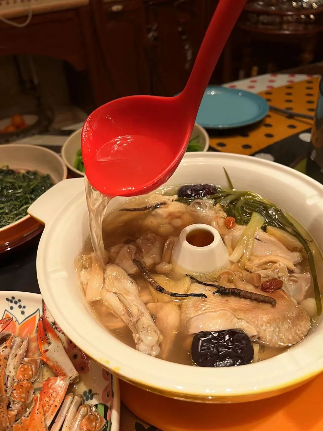 汽锅鸡听起来很哇哦,放进这口锅里还不是分分钟的事?休闲区蓝鸢梦想 - Www.slyday.coM 汽锅鸡听起来很哇哦,放进这口锅里还不是分分钟的事?休闲区蓝鸢梦想 - Www.slyday.coM