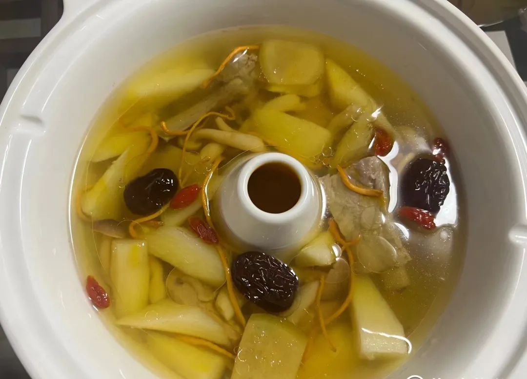 汽锅鸡听起来很哇哦,放进这口锅里还不是分分钟的事?休闲区蓝鸢梦想 - Www.slyday.coM 汽锅鸡听起来很哇哦,放进这口锅里还不是分分钟的事?休闲区蓝鸢梦想 - Www.slyday.coM