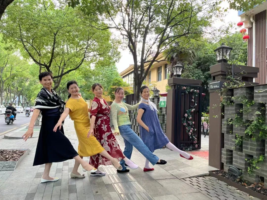 这才是退休族生活的高级感,她们把优雅融入了生活和生命休闲区蓝鸢梦想 - Www.slyday.coM 这才是退休族生活的高级感,她们把优雅融入了生活和生命休闲区蓝鸢梦想 - Www.slyday.coM