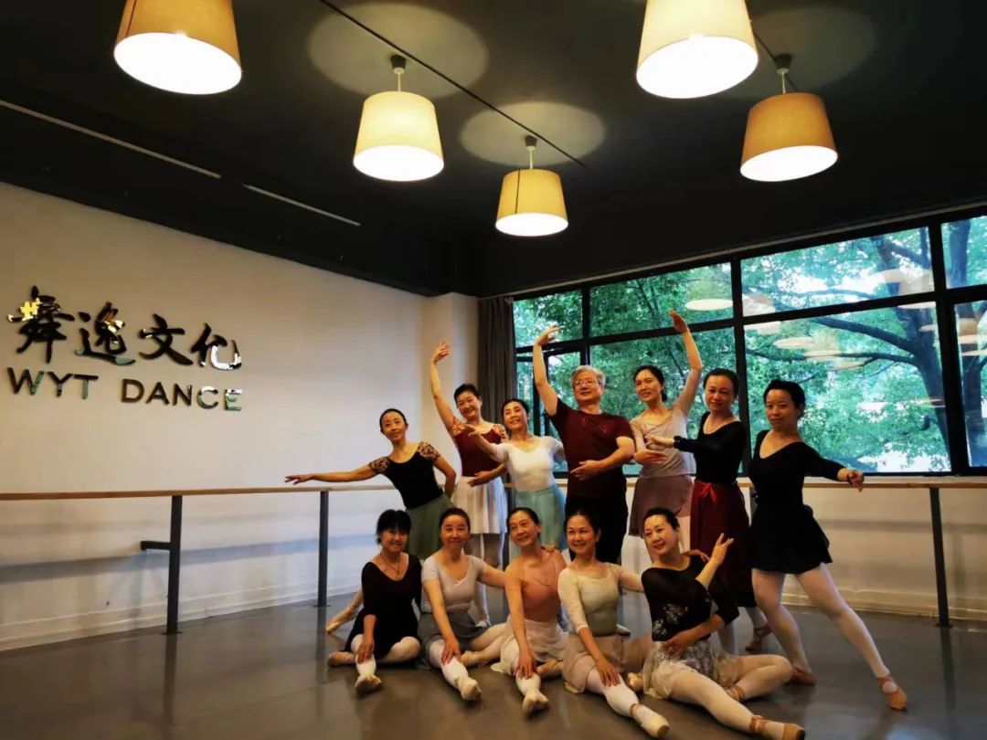 这才是退休族生活的高级感,她们把优雅融入了生活和生命休闲区蓝鸢梦想 - Www.slyday.coM 这才是退休族生活的高级感,她们把优雅融入了生活和生命休闲区蓝鸢梦想 - Www.slyday.coM